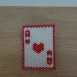 broche atout rouge en perles tissées qui représente une carte as de coeur